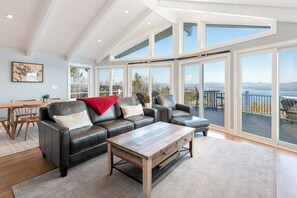 Smart TV, fireplace - AMAZING WINNIPESAUKEE VIEWS Heated Pool Hot Tub (Gilford)