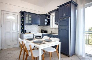 Réfrigérateur, un four, surface de cuisson, lave-vaisselle