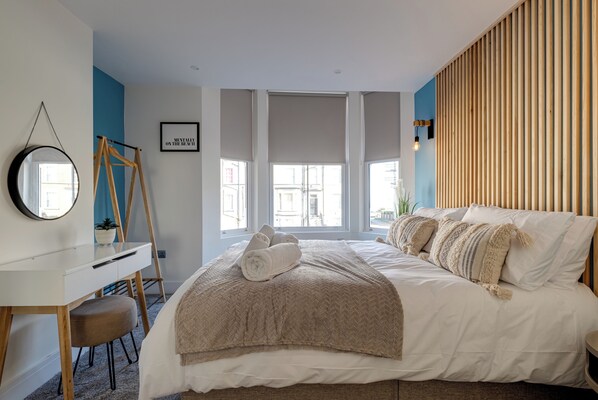 2 chambres, fer et planche à repasser, lit de bébé portatif