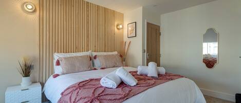 2 bedrooms, iron/ironing board, travel cot, free WiFi