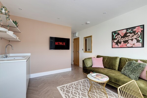 Smart TV - North Marine Villa - Apt 3 - Second floor modern apartment near North Bay Beach. (Scarborough)