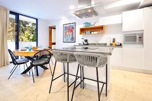 冷蔵庫、電子レンジ、コンロ、コーヒー / ティーメーカー