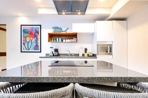Frigorífico, microondas, placa de cocina y cafetera o tetera