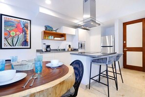 Refrigerador, microondas, parrilla de estufa y cafetera y tetera 