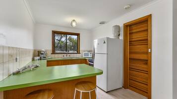 Réfrigérateur, four à micro-ondes, cafetière-théière, grille-pain