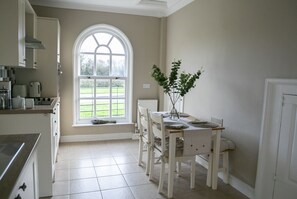 Kjøleskap, mikrobølgeovn, ovn og vannkoker