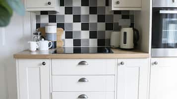 Een koelkast, een microgolfoven, een oven, een waterkoker