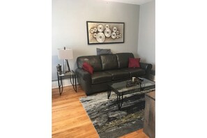 Living area - The perfect stay with downtown close to play! (Des Moines)