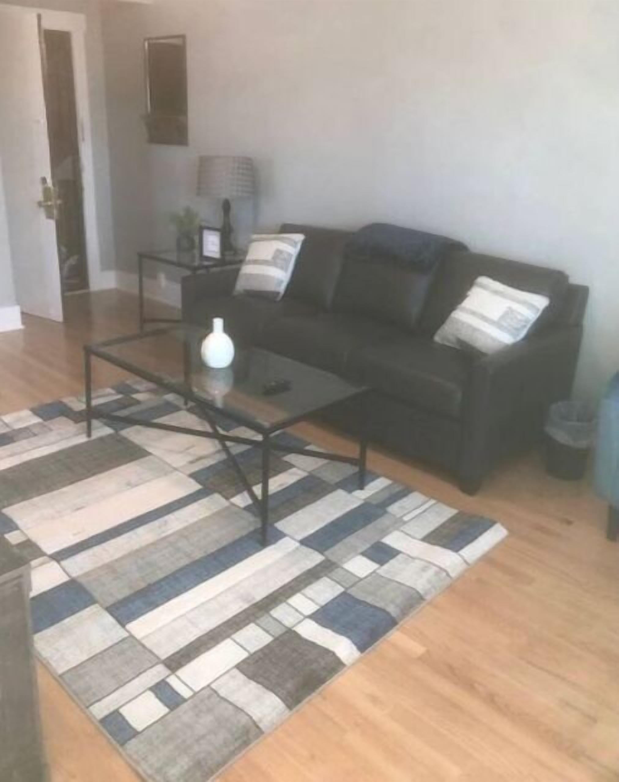 Télévision, cheminée, espaces bureaux