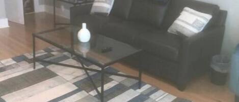 Télévision, cheminée, espaces bureaux