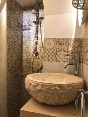 Douche, séchoir à cheveux, serviettes fournies, savon