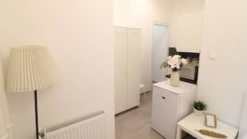 Classic Studio, 1 Queen Bed | Blackout drapes, iron/ironing board, free WiFi, bed sheets
