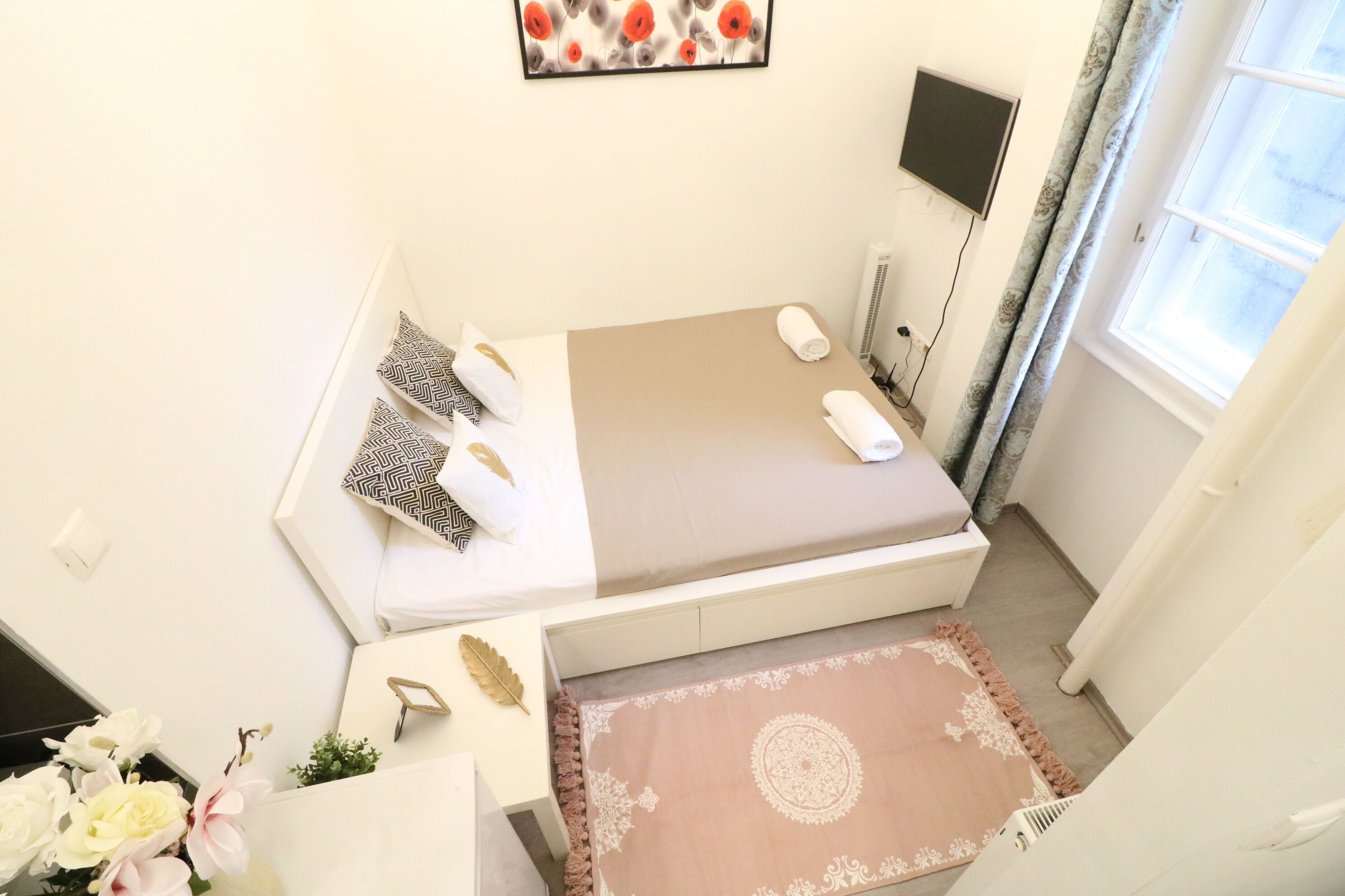 Estúdio clássico, 1 cama Queen | Cortinas blackout, ferros/tábuas de passar roupa, Wi-Fi de cortesia