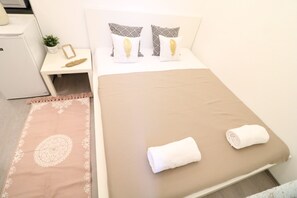 Estudio clásico, 1 cama de matrimonio | Cortinas opacas, tabla de planchar con plancha, wifi gratis