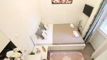Classic Studio, 1 Queen Bed | Blackout drapes, iron/ironing board, free WiFi, bed sheets