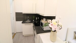 クラシック スタジオ クイーンベッド 1 台 | 専用キッチン