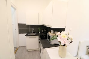 Classic Studio, 1 Queen Bed | Private kitchen | Fridge, microwave, oven, stovetop - Real Apartments Wesselényi IV. (Budapest)