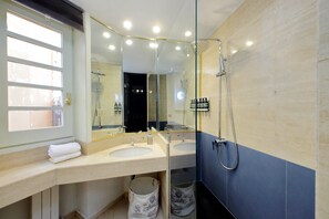 Séchoir à cheveux, serviettes fournies, savon, shampooing