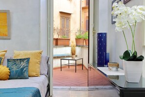 1 chambre, fer et planche à repasser, lit de bébé portatif