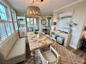 Smart TV, chimenea y libros 