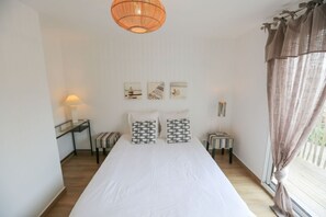 3 bedrooms, desk, soundproofing, iron/ironing board