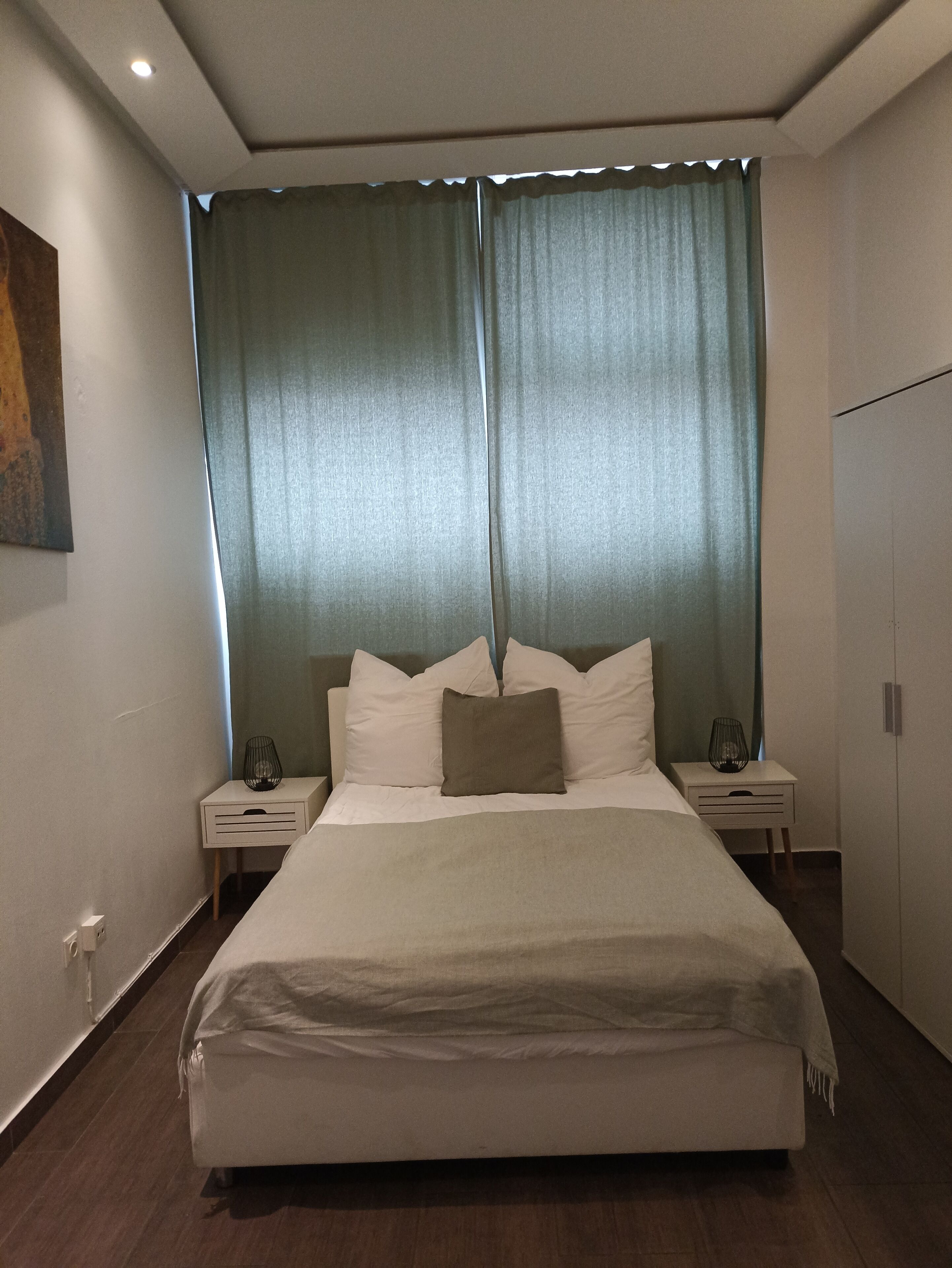 3 bedrooms, desk, iron/ironing board, travel crib