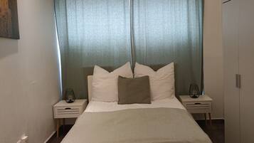 3 bedrooms, desk, iron/ironing board, travel crib