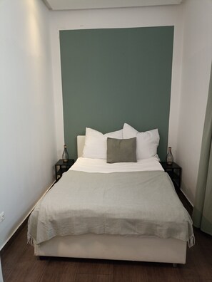 3 slaapkamers, een bureau, een strijkplank/strijkijzer, reisbedje