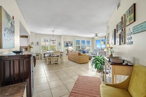 Flachbildfernseher, DVD-Player, Bücher