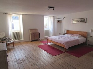 4 quartos, ferros/tábuas de passar roupa, berço de viagem