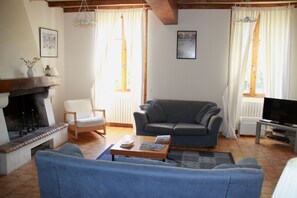 TV, lareira, DVD player, mesa de pingue-pongue