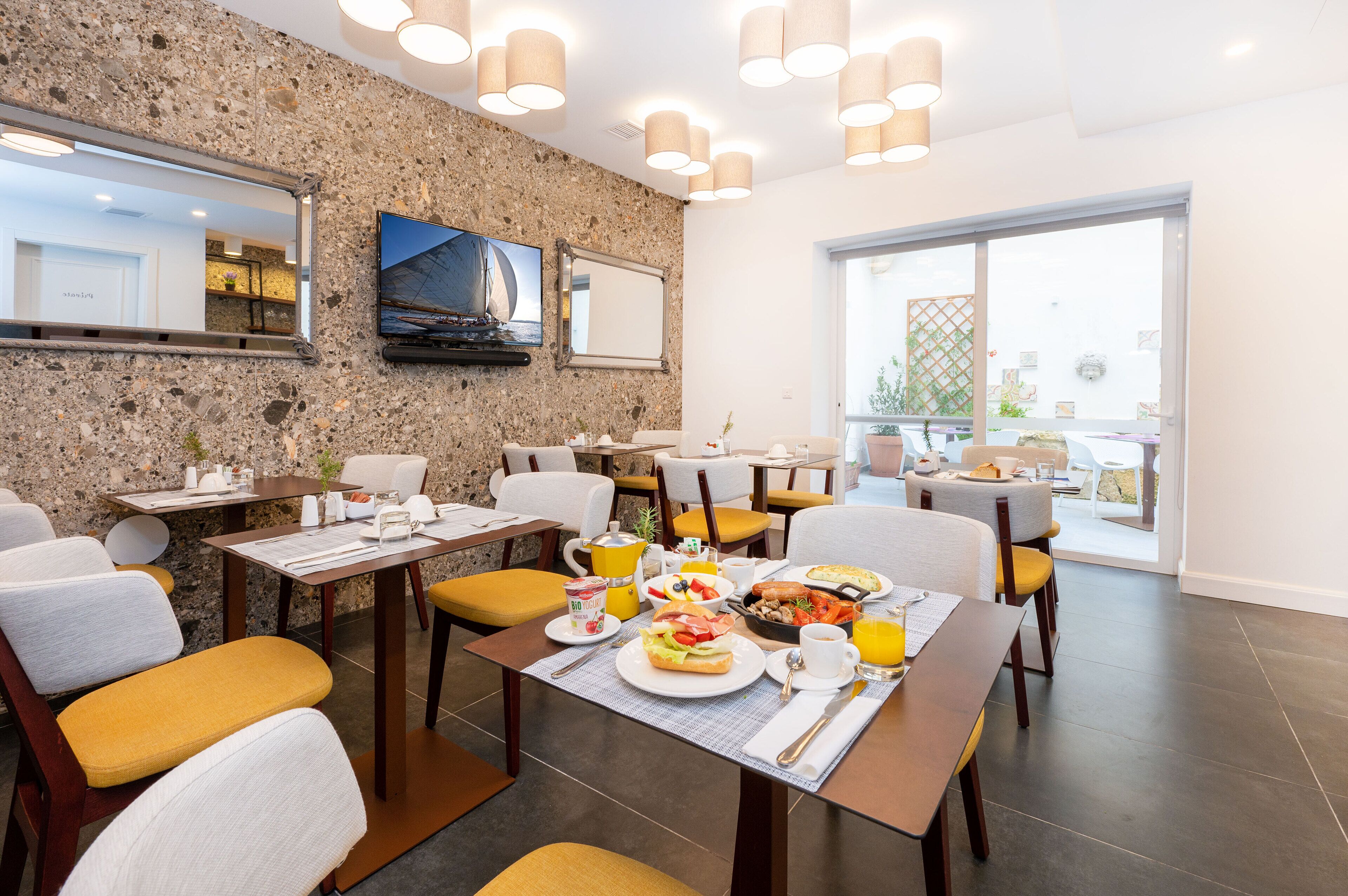 Daily cooked-to-order breakfast (EUR 10.00 per person)