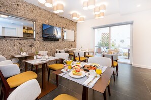 Sarapan siap masak setiap hari (EUR 10.00 per orang)