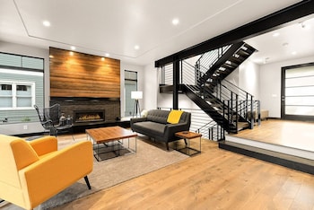 Relaxing in Paradise W Private Roof Top Deck!!