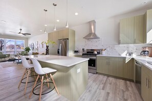 Refrigerador, microondas, horno, placa de cocina