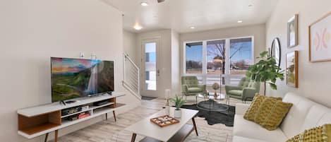 Ferienhaus, Mehrere Betten, Terrasse, Gartenblick (938 Jerome St. (Unit 2)) | Innenbereich