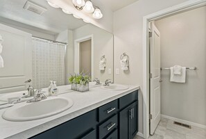 Casa de ciudad, varias camas, patio, vista al jardín | Baño | Toallas 