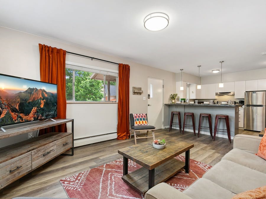 Condo, várias camas, varanda, vista para o jardim (220 Peterson St Unit 8) | Área de estar | TV de tela plana 50 polegadas com canais digitais