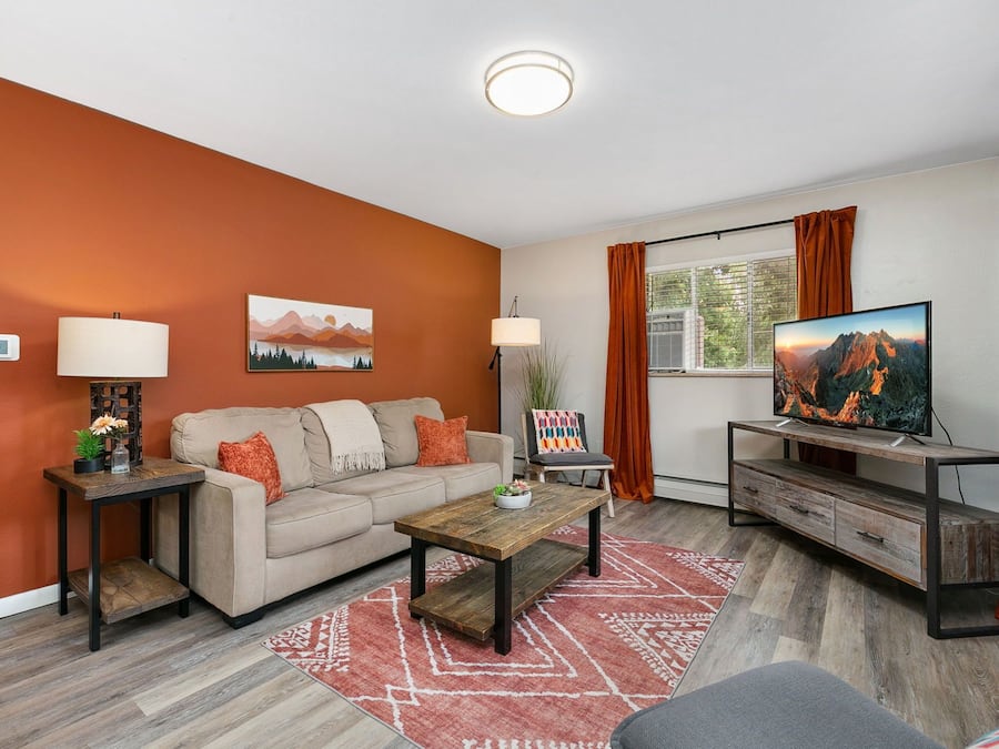 Appartamento, letti multipli, patio, vista giardino (220 Peterson St Unit 8) | Area soggiorno | TV a schermo piatto 50 pollici con canali digitali