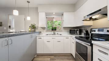 Condo, Multiple Beds, Patio, Garden View (220 Peterson St Unit 8) | Private kitchen | Fridge, microwave, oven, stovetop