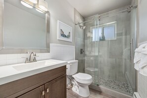 Condo, várias camas, varanda, vista para o jardim (220 Peterson St Unit 8) | Banheiro | Toalhas de banho