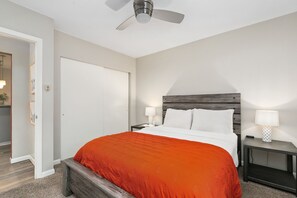 公寓式客房, 多张床, 露台, 花园景观 (220 Peterson St Unit 8) | 2 多间卧室、特色装修、特色家居、免费 WiFi