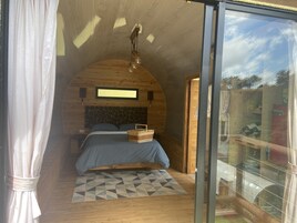 Cubrecamas, minibar y ropa de cama 