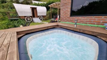 Deluxe Cabin | Private spa tub