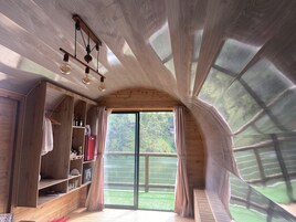 Cubrecamas, minibar y ropa de cama 