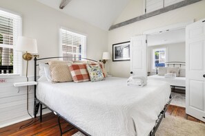 3 bedrooms, desk, iron/ironing board, WiFi