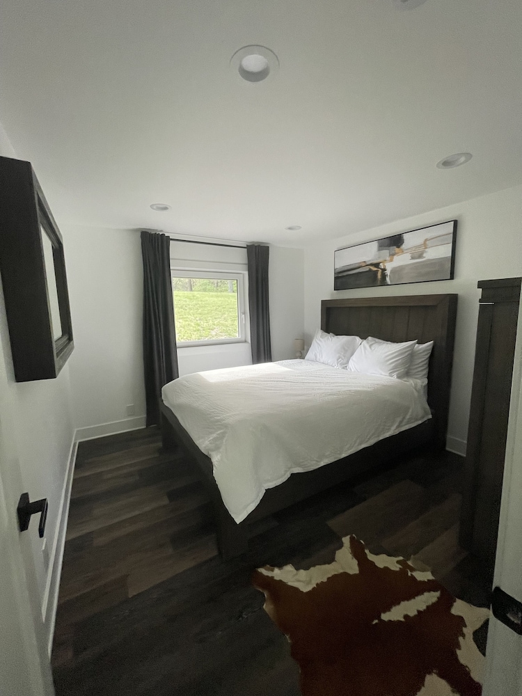 Newly renovated spacious private farmhouse 5 min from lake. Bass Lake