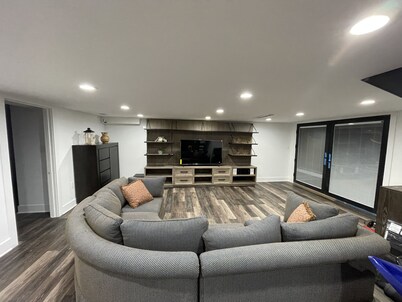 Newly renovated spacious private farmhouse 5 min from lake.