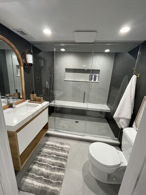 Een douche, een haardroger, handdoeken, zeep