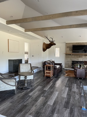 Smart TV, chimenea, futbolito y libros